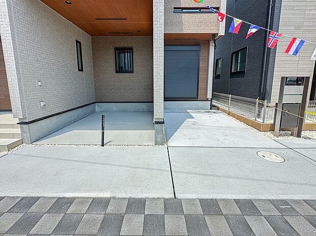 5号棟【駐車場】毎日の生活にマイカーが必須という方は、購入を検討する際、駐車場があることは大事な条件です。毎日の通勤や家族の送迎、買い物やお出かけなどクルマのある暮らしを満喫したい方は要チェ…