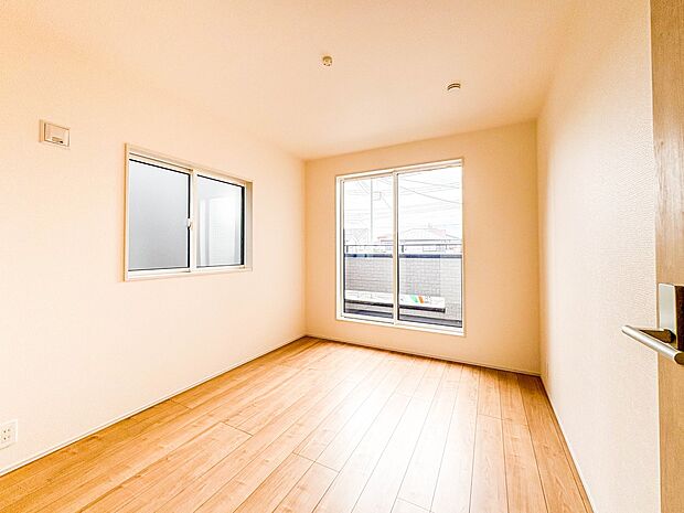 5号棟【洋室5.25帖】充実した生活は伸びやかな居室空間から始まります。快適に・伸びやかに。心の潤いを求める方々へ。