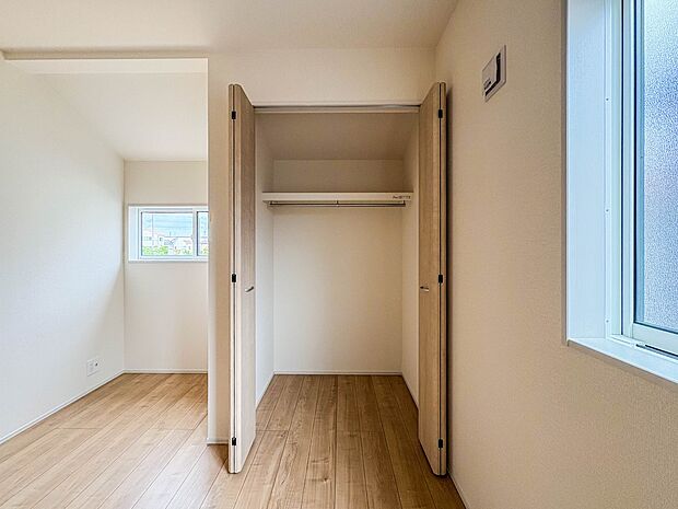 5号棟【WIC(ウォークインクローゼット)】 たくさんの洋服をかけてもシワになりにくいウォークインクローゼット。洋服以外にも、普段使わない家電やスーツケース、ストック品など何でも片付く嬉し…