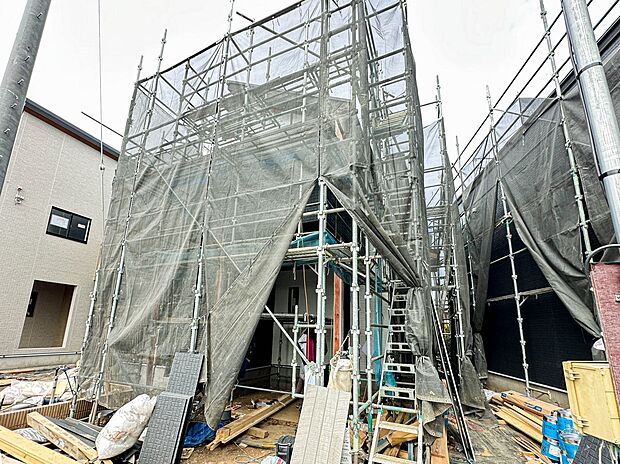 【現地外観】家族の温かさと陽光の暖かさ、楽しい毎日と明るい未来を予感させる「空間が織り成すひとつ先の住み心地」を演出します。