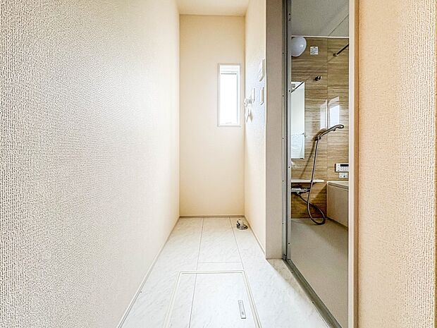 6号棟【洗濯機置き場】毎日使う洗濯機。しっかりと奥行きのある置き場が確保されています。