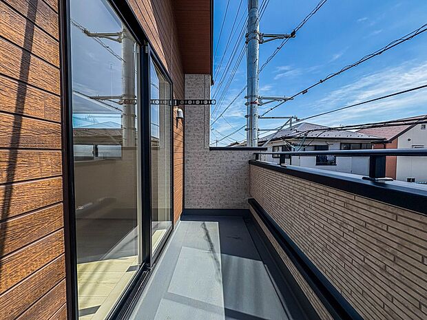 2号棟【バルコニー】澄み切った青空と、心地良い風を感じるバルコニー。