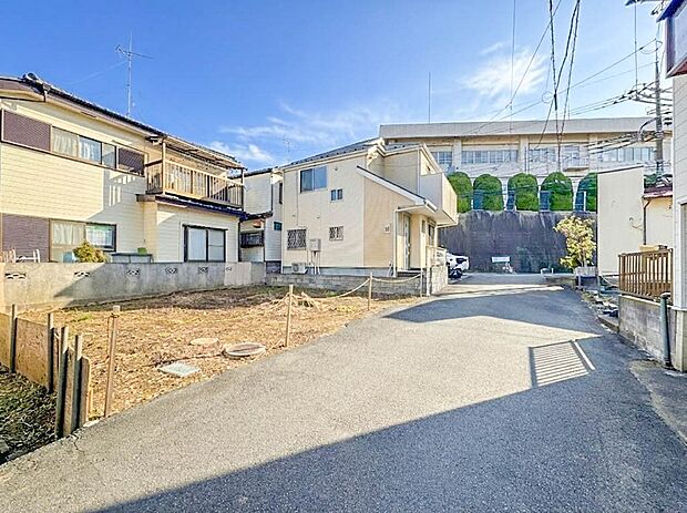 【前面道路約4M】車の通行が少ないので、静かな住環境を維持することができます。