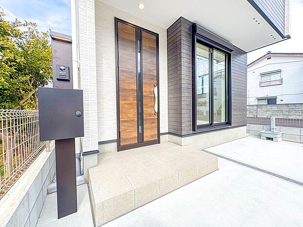 【玄関】玄関はおうちの顔と言われます。玄関アプローチは、外観デザインの印象を左右します。ご家族の個性を出しながら、素敵な玄関でお客様をお迎えしてください。