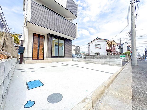 【駐車場】毎日の生活にマイカーが必須という方は、購入を検討する際、駐車場があることは大事な条件です。毎日の通勤や家族の送迎、買い物やお出かけなどクルマのある暮らしを満喫したい方は要チェック！…