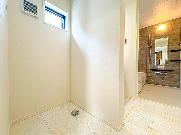 【ランドリースペース】毎日出る洗濯物を設置するクリーンなスペースです。