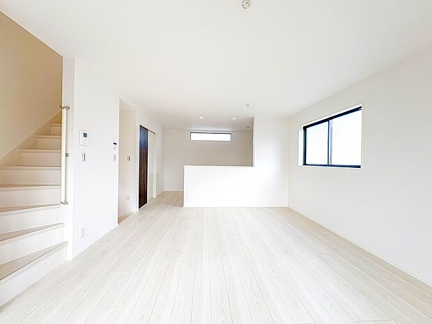 【ダイニングキッチンLDK18.3帖】木の温もりがやさしいフローリング仕様。明るく広々としたダイニングはとても快適な空間です。