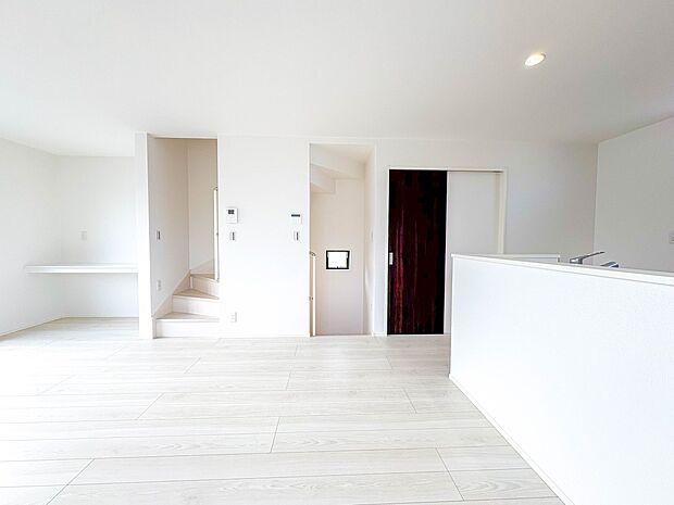 【ダイニングLDK18.3帖】ダイニングテーブルを置いても十分な広さが確保されています。