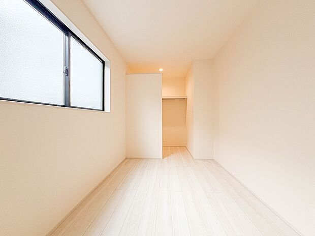 2号棟【今どきのこども部屋5帖】 昨今のトレンドになりつつあるのが、広過ぎず、快適すぎない子ども部屋。勉強と寝るだけの部屋にすることで閉じこもりがなくなり、リビングで過ごす時間が増えると言…