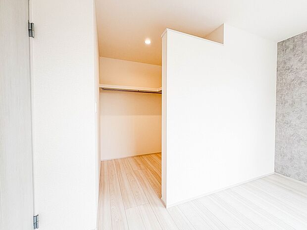 2号棟【8帖居室のWIC(ウォークインクローゼット)】 たくさんの洋服をかけてもシワになりにくいウォークインクローゼット。洋服以外にも、普段使わない家電やスーツケース、ストック品など何でも…