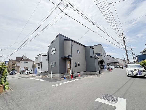 2号棟【前面道路6m】家の前をまっすぐの通りが走っている。クルマは少なく、人々は毎朝、ウォーキング、ジョギング、犬の散歩など、フリーな朝時間を過ごしている。