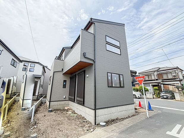 2号棟【外観】こちらの物件が少しでも気になるようでしたら、お気軽にお問合せください。人生でいちばん大きなお買い物ですので、ゆっくりご見学ください。ネット上の画像と実際の見学では、リアル感がま…
