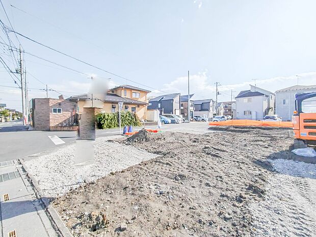 2号棟【前面道路6ｍ】家の前をまっすぐの通りが走っている。クルマは少なく、人々は毎朝、ウォーキング、ジョギング、犬の散歩など、フリーな朝時間を過ごしている。
