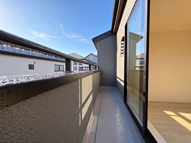 2号棟【バルコニー】 バルコニーから差し込む陽光・通風は、住環境・快適性と共に有り続ける貴重な「財産」です。