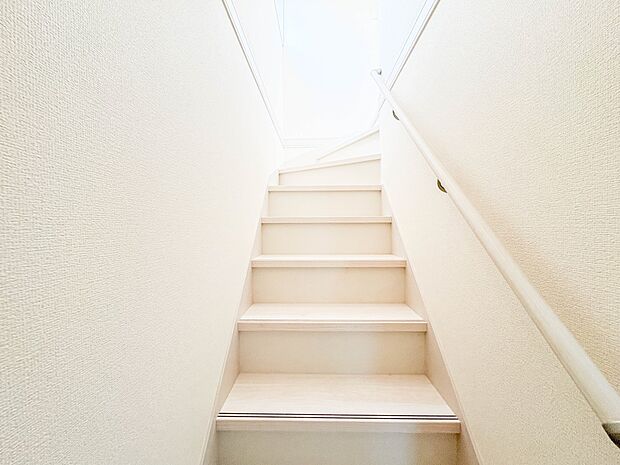 【手すり付階段】手すりがないと階段の昇り降りで危険なことはもちろん、壁に手をつきながら歩くことで壁紙が汚れやすくなります。すべての方に快適に昇り降りしていただくため、手すりを設置しました。