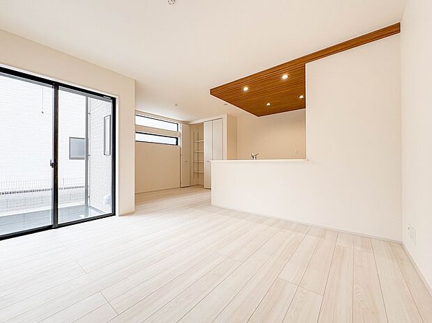 2号棟【LDK15帖】シンプルなデザインの家は風情がある。住む人のこだわりを感じる。外観も内装もいたってシンプル。居心地がよく、家事や趣味、子育てなどにも集中できる。家も人間も熟成するほどシ…