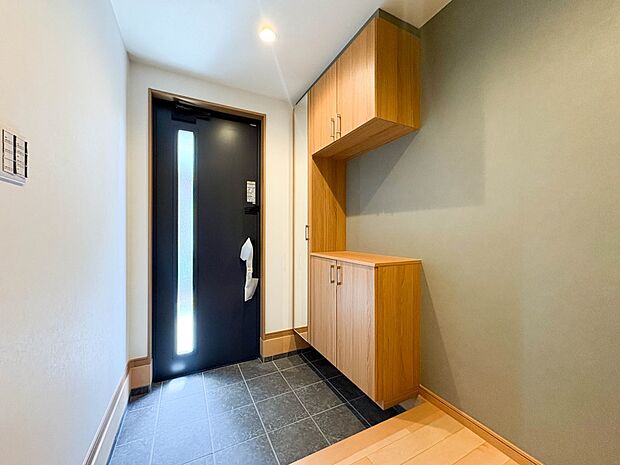 【玄関】玄関はおうちの顔と言われます。玄関アプローチは、外観デザインの印象を左右します。ご家族の個性を出しながら、素敵な玄関でお客様をお迎えしてください。