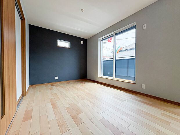 【リビング】  整然とした空間演出、快適な理想の暮らしの実現は家のみの拘りではなく、そこで暮らす方々にとって素敵な環境であることも挙げられると思います。四季折々の変化が奏でる鼓動を楽しんで下…