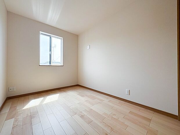 【子供部屋4.5帖】お子様のお部屋にぴったりなクロークを備えたフローリング仕様の洋室です。