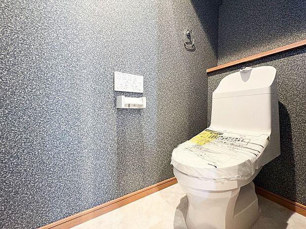 【トイレ】トイレ・ウォシュレット付。快適で衛生的な洗浄機能付温水シャワートイレです。