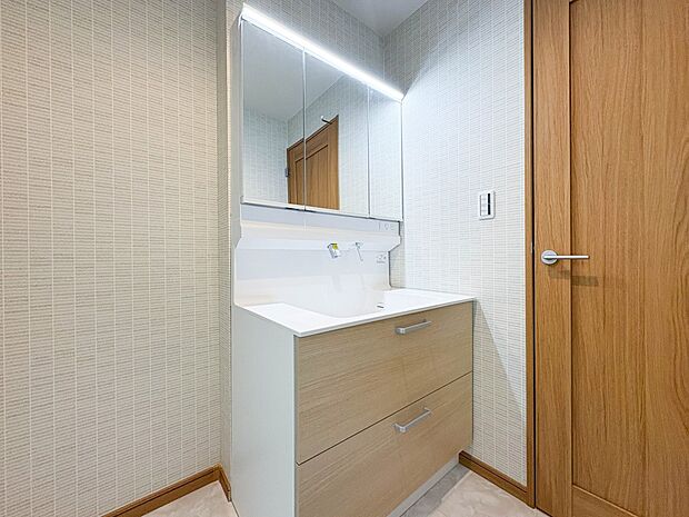 【洗面台】 十分な大きさの洗面台は、身だしなみチェックや歯磨きなど、朝の慌ただしい時間でもホテルライクなスペースで余裕とゆとりを感じて頂けます。