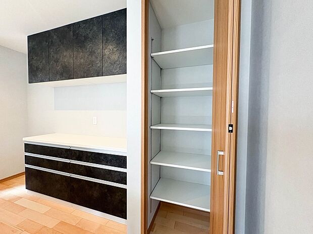 【キッチン収納】キッチン横に収納を配置しました。