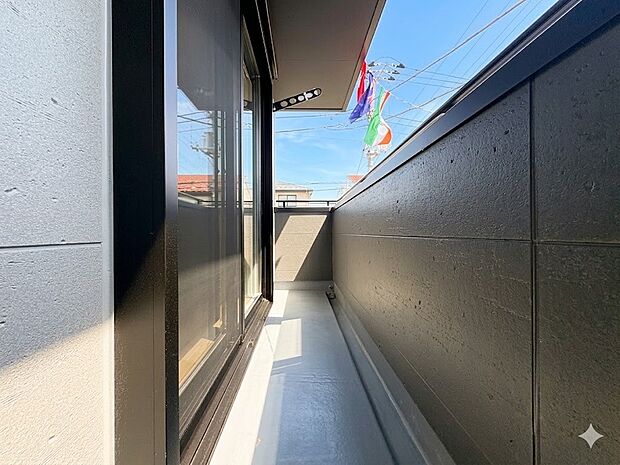 【バルコニー】バルコニーから差し込む陽光・通風は、住環境・快適性と共に有り続ける貴重な「財産」です。