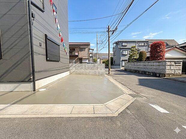 【駐車場】毎日の生活にマイカーが必須という方は、購入を検討する際、駐車場があることは大事な条件です。毎日の通勤や家族の送迎、買い物やお出かけなどクルマのある暮らしを満喫したい方は要チェック。…