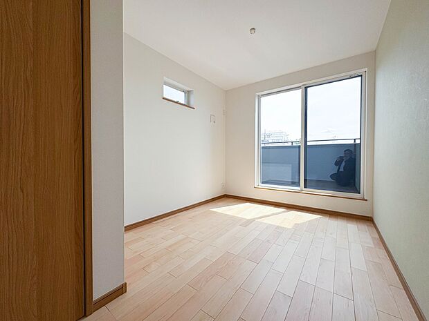 [洋室5帖]シンプルなデザインの家は風情がある。住む人のこだわりを感じる。外観も内装もいたってシンプル。居心地がよく、家事や趣味、子育てなどにも集中できる。家も人間も熟成するほどシンプルにな…