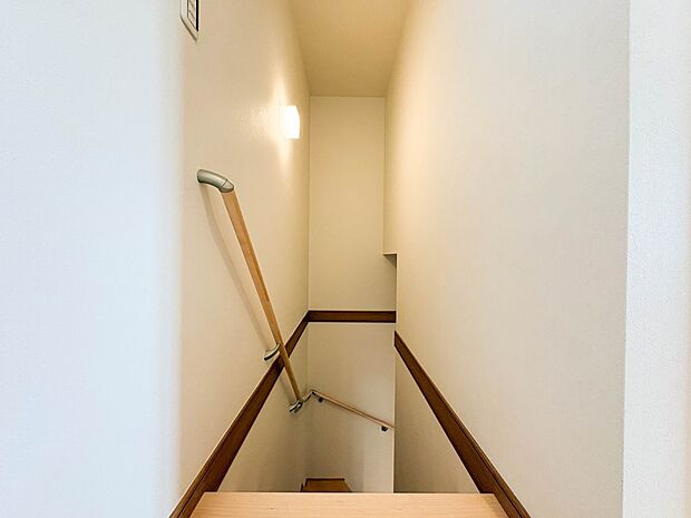 【手すり付階段】手すりがないと階段の昇り降りで危険なことはもちろん、壁に手をつきながら歩くことで壁紙が汚れやすくなります。すべての方に快適に昇り降りしていただくため、手すりを設置しました。