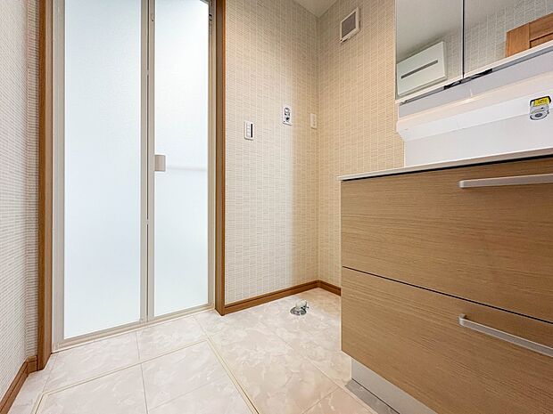 【ランドリースペース】毎日使う洗濯機。しっかりと奥行きのある置き場が確保されています。