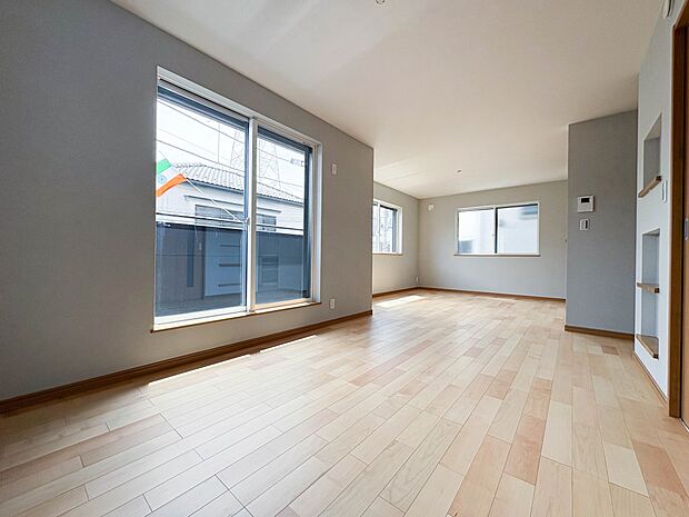 【リビングダイニング】シンプルなデザインの家は風情がある。住む人のこだわりを感じる。外観も内装もいたってシンプル。居心地がよく、家事や趣味、子育てなどにも集中できる。家も人間も熟成するほどシ…