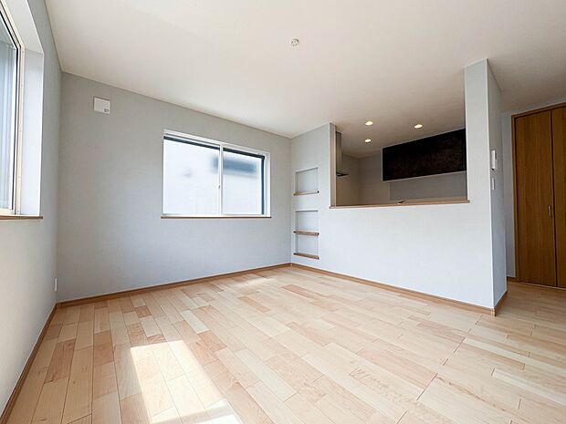 【ダイニング】忙しい朝でも家族揃って食事をしたいゆとりあるダイニングスペース。