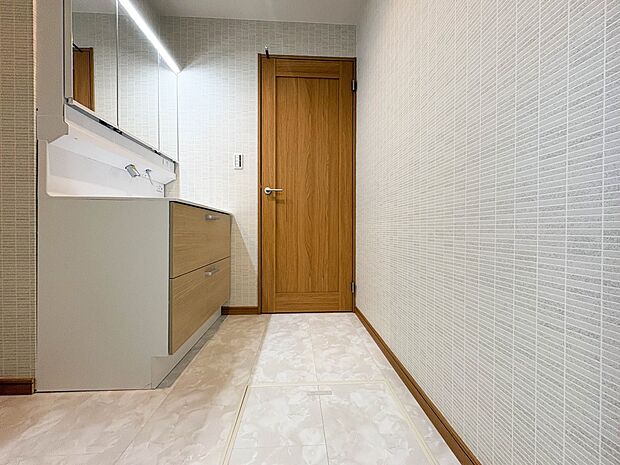 脱衣所、洗面所は小さなプライベートスペース。歯磨き、洗顔と毎日施す個人空間。