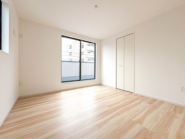 【子供部屋 洋室6.1帖】お子様のお部屋にぴったりなクロークを備えたフローリング仕様の洋室です。