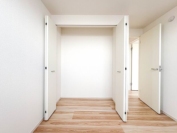 【収納】壁面クローゼットのメリットは、衣類が横一列に並ぶためひと目で洋服が選びやすいこと。衣類をたくさんお持ちの方も、限られたスペース内に無理なく収納することができます。