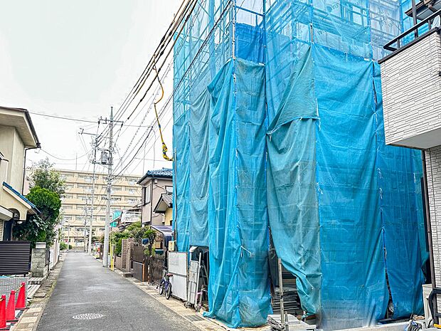 【前面道路】家の前をまっすぐの通りが走っている。クルマは少なく、人々は毎朝、ウォーキング、ジョギング、犬の散歩など、フリーな朝時間を過ごしている。