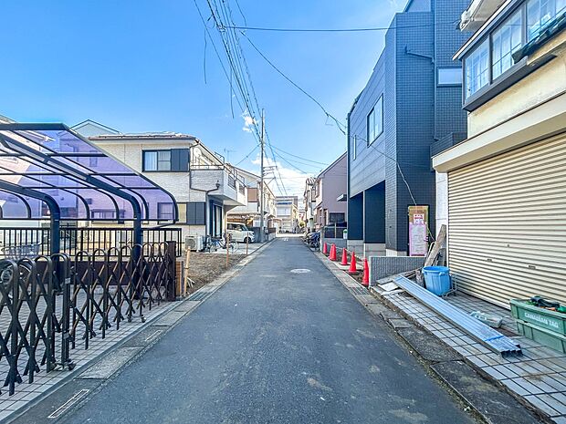 【前面道路】家の前をまっすぐの通りが走っている。クルマは少なく、人々は毎朝、ウォーキング、ジョギング、犬の散歩など、フリーな朝時間を過ごしている。