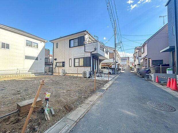 【前面道路】陽当りや通風性など各所に施された工夫で住みやすさを実現。部屋の大きさや周辺環境・街並など、資料には掲載していない情報が現地にはたくさんございます。是非ご確認下さい。