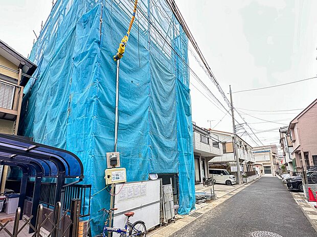 【前面道路】陽当りや通風性など各所に施された工夫で住みやすさを実現。部屋の大きさや周辺環境・街並など、資料には掲載していない情報が現地にはたくさんございます。是非ご確認下さい。