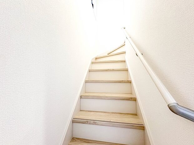 【手すり付き階段】手すりがないと階段の昇り降りで危険なことはもちろん、壁に手をつきながら歩くことで壁紙が汚れやすくなります。すべての方に快適に昇り降りしていただくため、手すりを設置しました。…