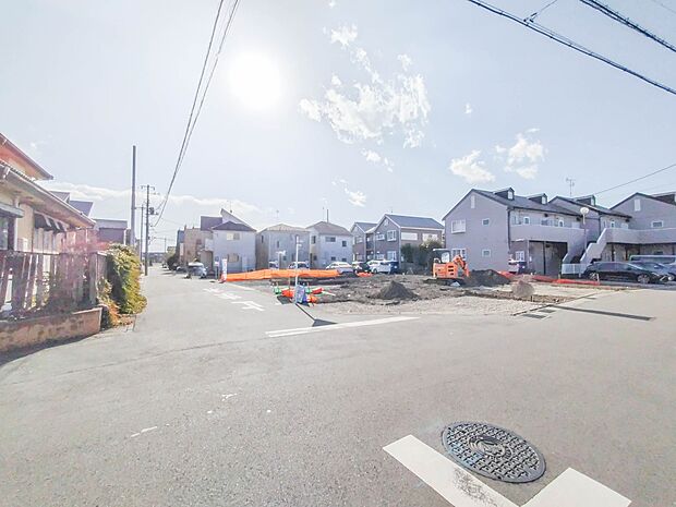 4号棟【前面道路6ｍ】家の前をまっすぐの通りが走っている。クルマは少なく、人々は毎朝、ウォーキング、ジョギング、犬の散歩など、フリーな朝時間を過ごしている。