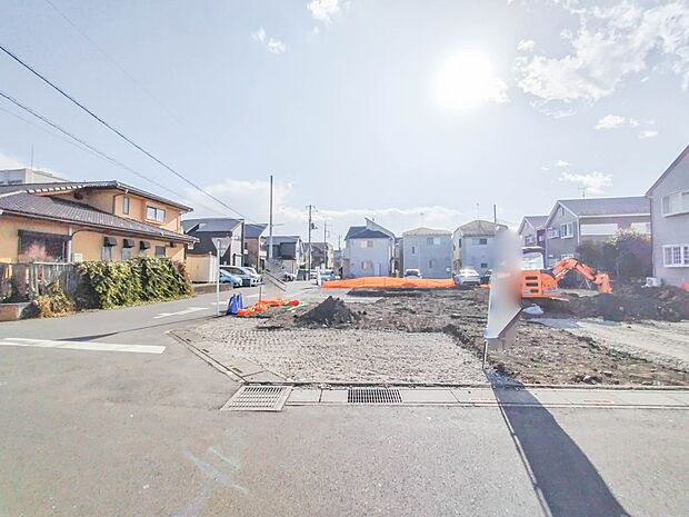 4号棟【Frontal road-前面道路6m-】 静かな通りに面した本物件は、落ち着いて暮らすことができます。 閑静な住宅街で比較的車の通りも少ないのでお子様も安心です。