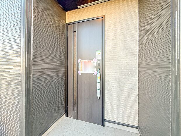 1号棟【現地外観】ここから始まる「日常」はご家族にとってかけがえのない時間となります。少しでも豊かに、快適に。そんな想いから本邸宅は生まれました。　