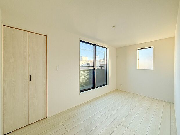 1号棟【5.6帖　寝室】大きな窓からたっぷりと陽光が注がれる明るい空間。  間。