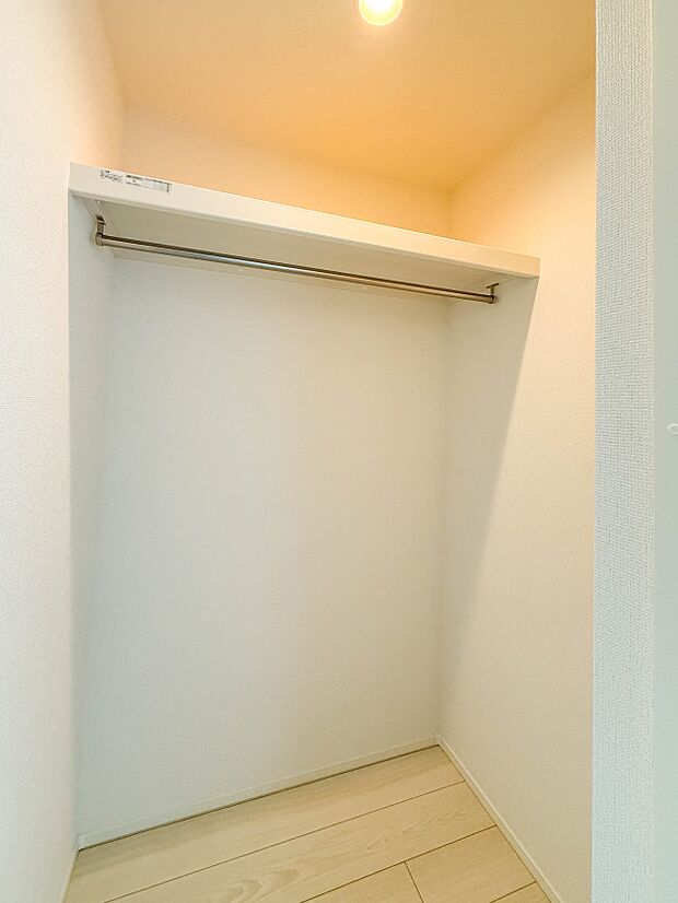 1号棟【ウォークインクローゼット】WICのメリットの1つ目は、1箇所にまとめて収納が出来ること。2つ目は、衣替えが必要ないこと。3つ目は、扉が少なくなり室内がスッキリ見えること。