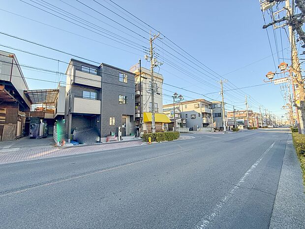 1号棟【前面道路　4ｍ】家の前をまっすぐの通りが走っている。クルマは少なく、人々は毎朝、ウォーキング、ジョギング、犬の散歩など、フリーな朝時間を過ごしている。