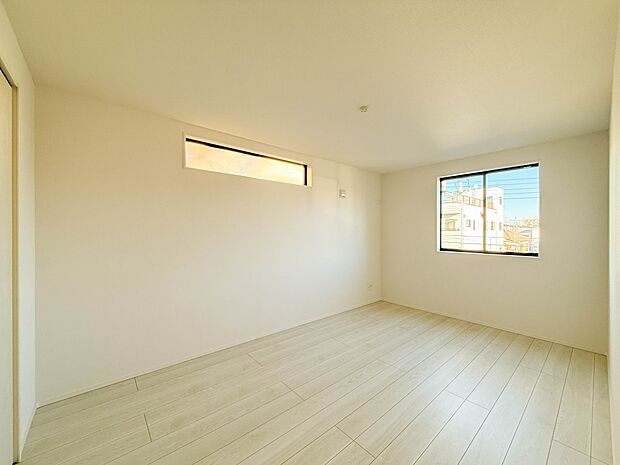 1号棟【7.1帖　洋室】柔らかな陽光とフローリングの色味が調和した快適な空間。