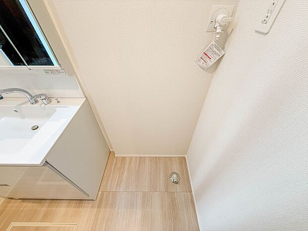 1号棟【ランドリースペース】毎日使う洗濯機。しっかりと奥行きのある置き場が確保されています。