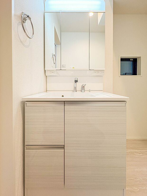 【洗面台】 十分な大きさの洗面台は、身だしなみチェックや歯磨きなど、朝の慌ただしい時間でもホテルライクなスペースで余裕とゆとりを感じて頂けます。